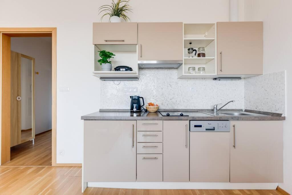 Jt'S Apartments Korunni Str. Prag Eksteriør billede